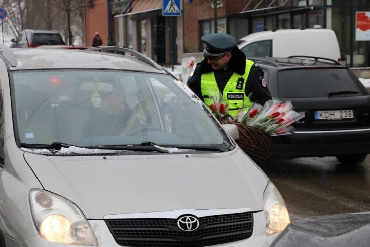 policía deteniendo un automóvil