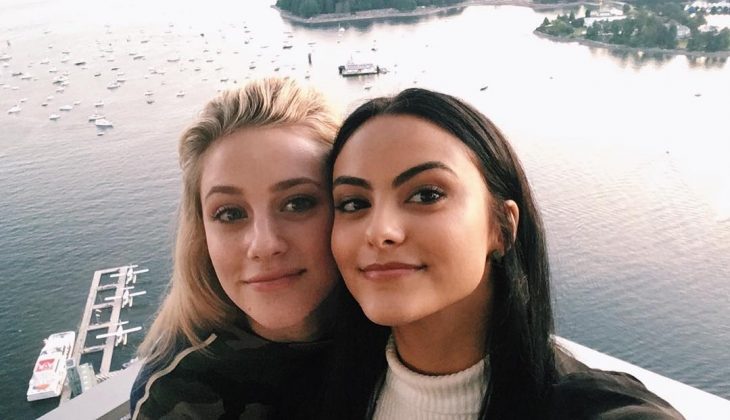 amigas tomando una selfie en el lago