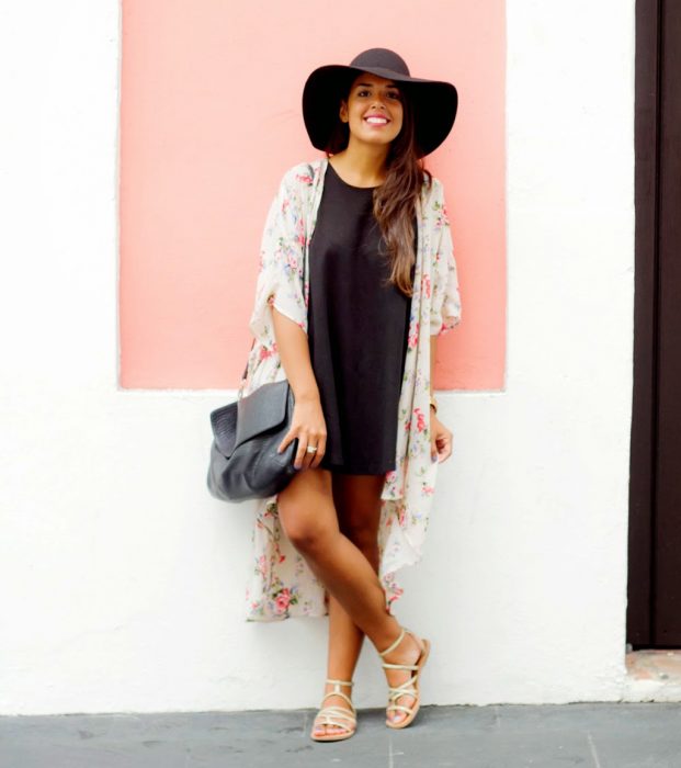 Chica usando un vestido negro con un kimono y un sombrero