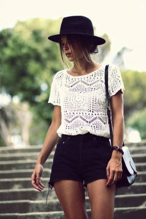 chica usando un short de color negro