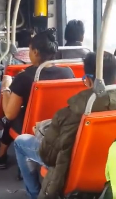 mujer pintando su cabello en el transporte publico 