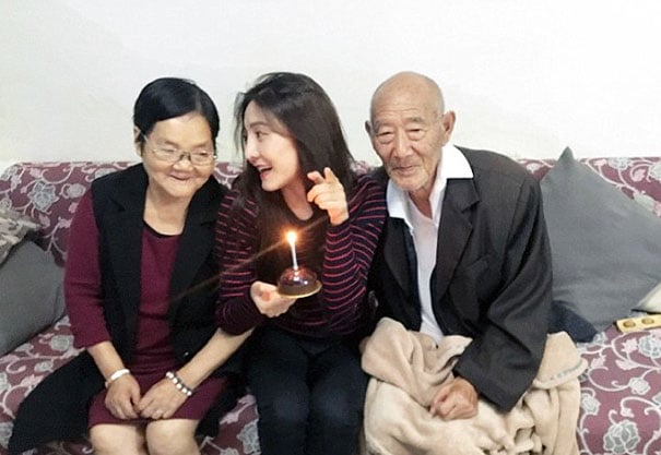 Chica festejando su cumpleaños junto a sus abuelos 