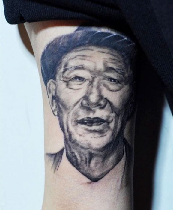 Chica con el tatuaje de su abuelo en el brazo 