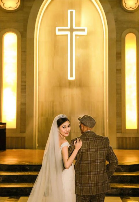 Chica caminando junto a su abuelo vestida de novia 