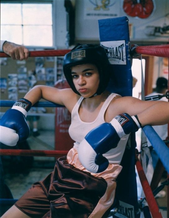 chica usando guantes de box 