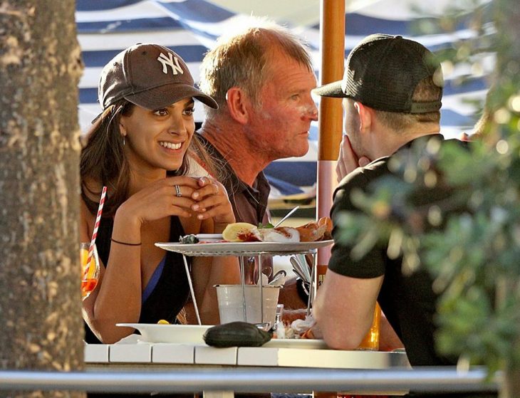 amigos comiendo en un restaurante 