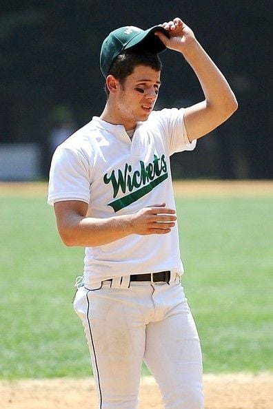 Nick Jonas jugando beisbol