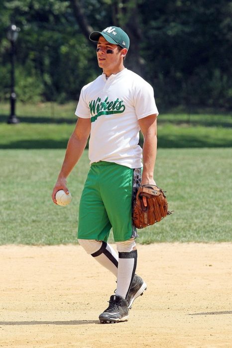 Nick Jonas jugando beisbol