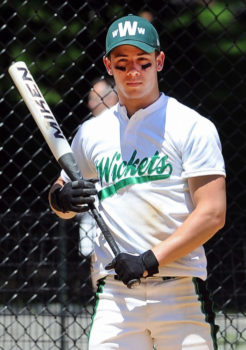 Nick Jonas jugando beisbol 