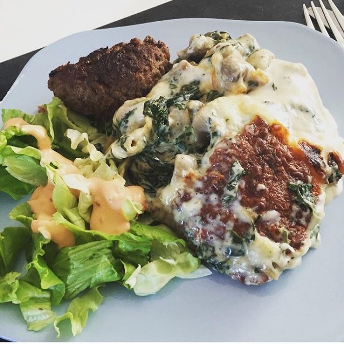 Plato de carne acompañado con ensalada 