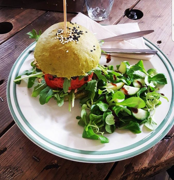 Hamburguesa vegetariana acompañada de ensalada 