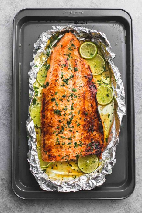 Salmón preparado al horno con limones y especias