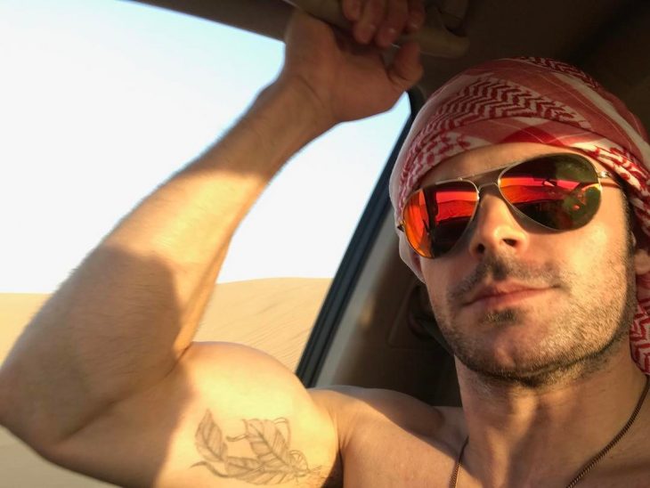 Zac efron conduciendo un carro en el desierto 