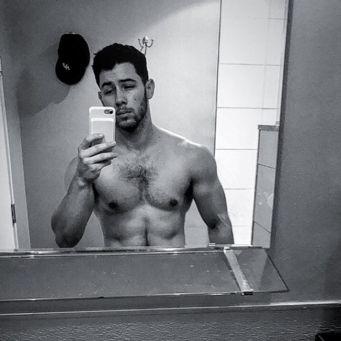 Nick Jonas tomándose una selfie
