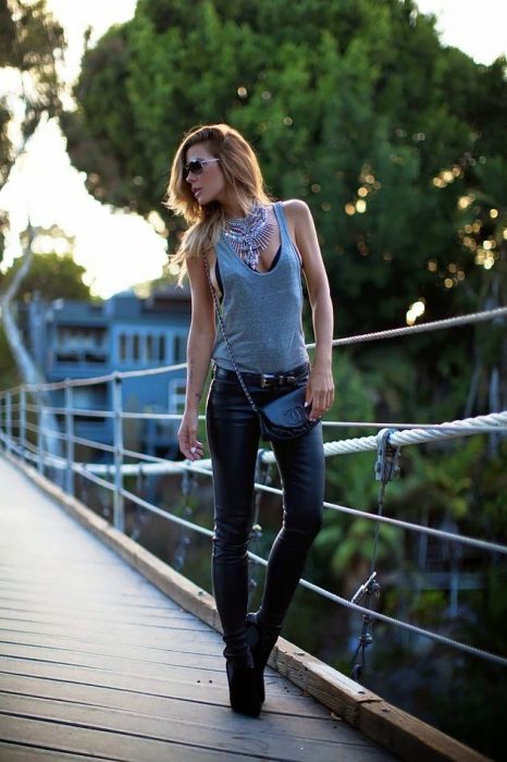 Chica usando leggings y una blusa de color gris 