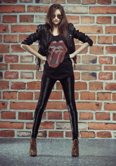 Chica usando unos pantalones brillantes, chaqueta y blusa de rock