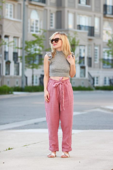 chica con pantalones color rosa