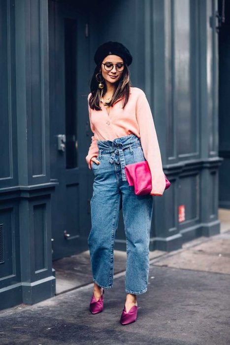 chica usando un bolso en color rosa fuscia