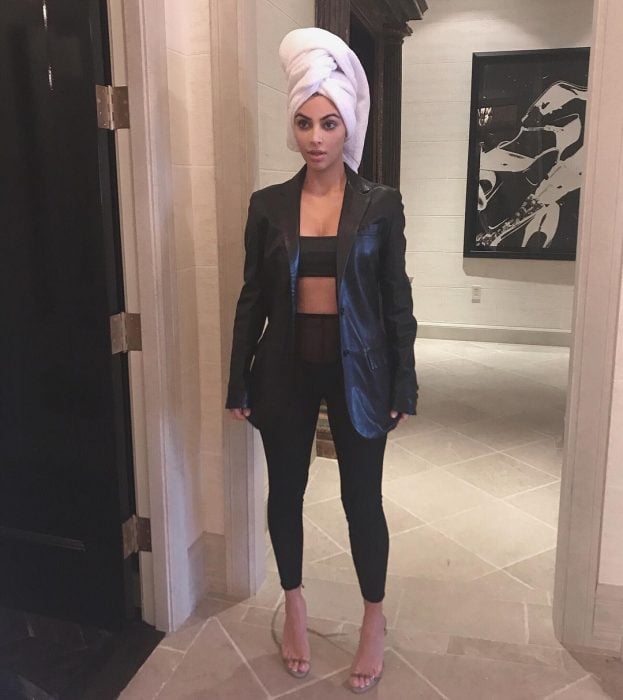 Kim Kardashian luego de salir de la ducha con una toalla en su cabeza