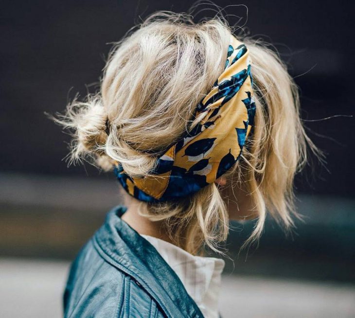 Chica con cabello corto usando una banda en la cabeza 