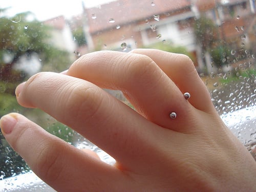 mano de mujer con piercing en el dedo