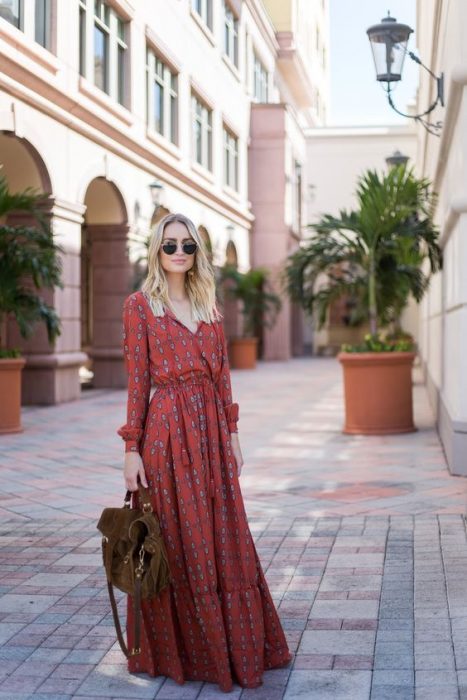 chica modelando maxi vestido color vino