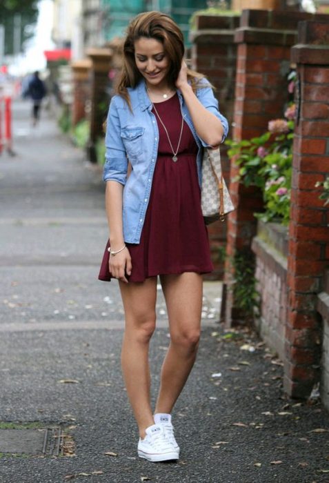 chica modelando una chaqueta de mezclilla