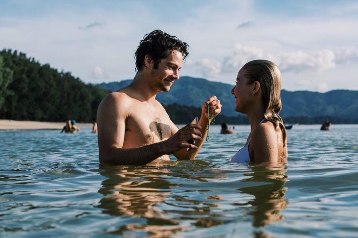 pareja de novios en el mar