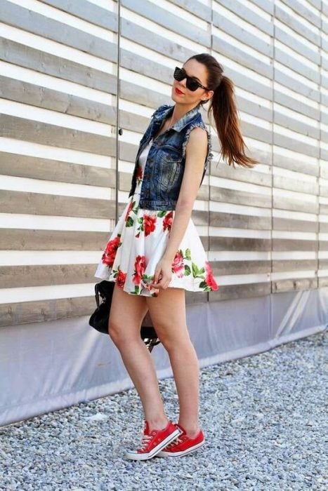 chica usando vestido con flores