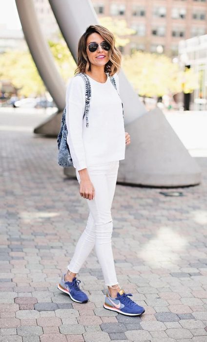 chica usando ropa blanca