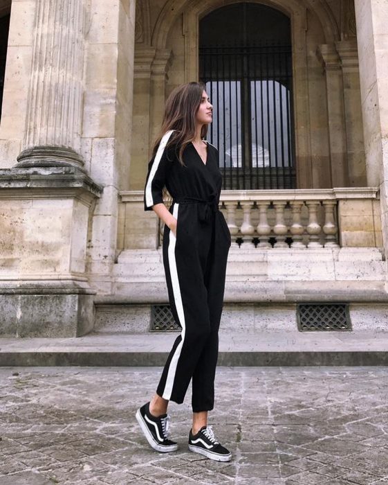 chica con traje de uan pieza en negro con líneas blancas