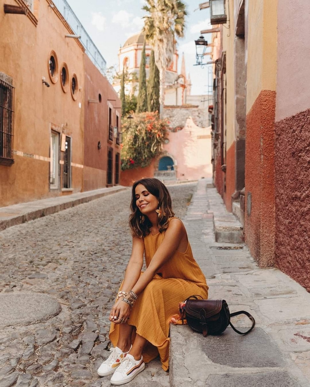 Chica sentada en las calles de un pueblo mágico 