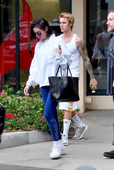 Pareja de novios usando ropa deportiva