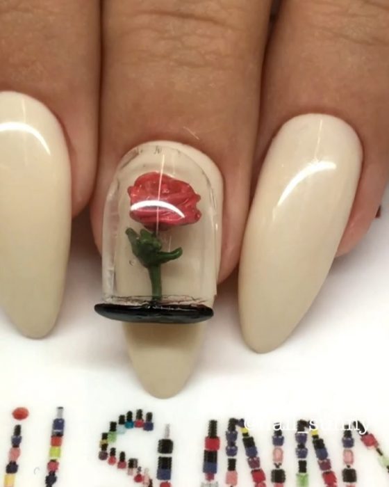 Uñas en 3D Creadas por el salón de belleza nail sunny que tienen la forma de la rosa de la bella y la bestia