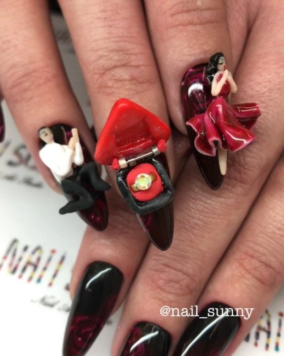 Uñas en 3D Creadas por el salón de belleza nail sunny en forma de un hombre pidiendole matrimonio a una chica