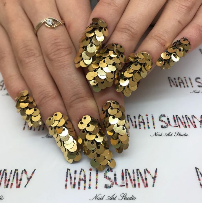 Uñas en 3D Creadas por el salón de belleza nail sunny con lentejuelas para el desestres