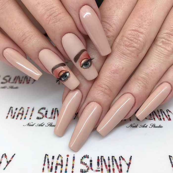 Uñas en 3D Creadas por el salón de belleza nail sunny con ojos maquillados 