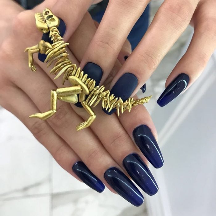 Uñas en 3D Creadas por el salón de belleza nail sunny con un dinosaurio dorado que adorna todas las uñas 