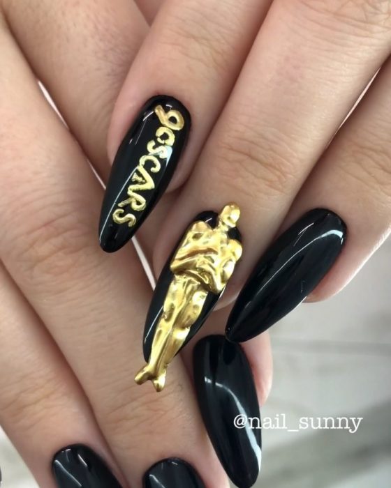 Uñas en 3D Creadas por el salón de belleza nail sunny con forma de Óscares