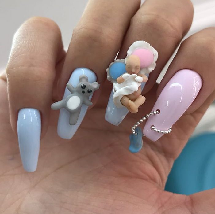 Uñas en 3D Creadas por el salón de belleza nail sunny con prqueños muñecos 