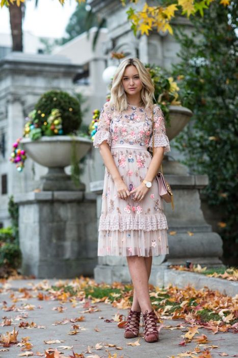 chica usando un vestido de flores bordadas