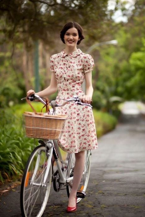 chica paseando en bicicleta