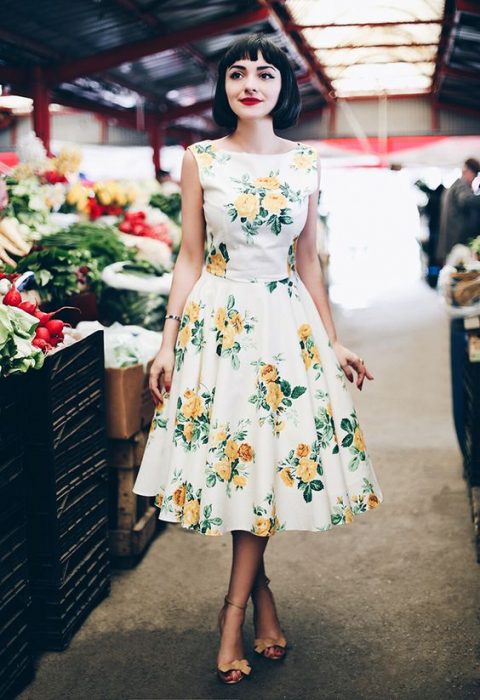 chica con flores de color amarillo