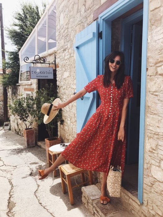 chica con vestido rojo y puntos blancos