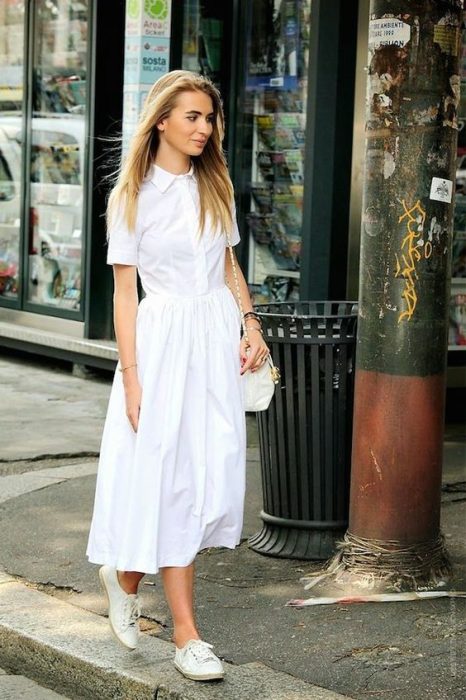 chica usando vestido blanco 