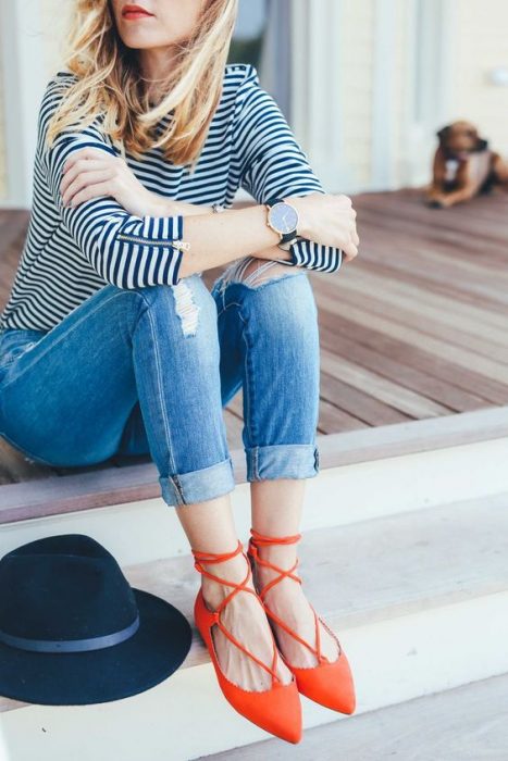 chica usando zapatos de color naranja 