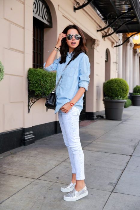 chica mirando sobre sus lentes 