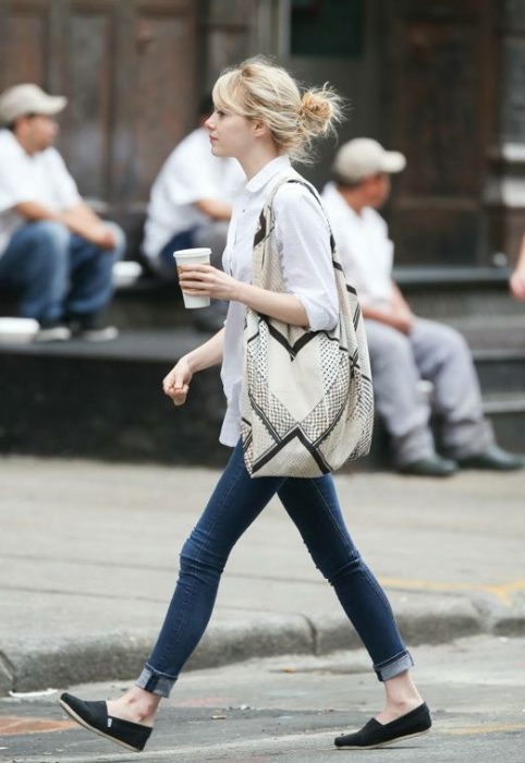 chica caminando por la calle