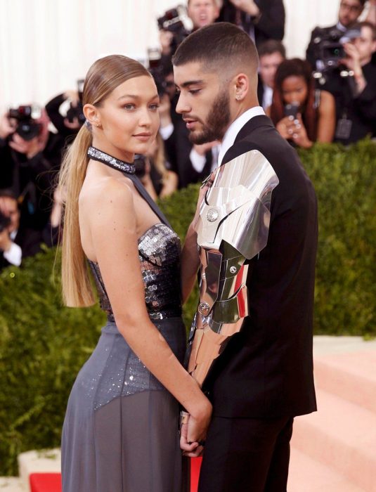 Gigi Hadid y Zayn en la gala del met tomados de las manos