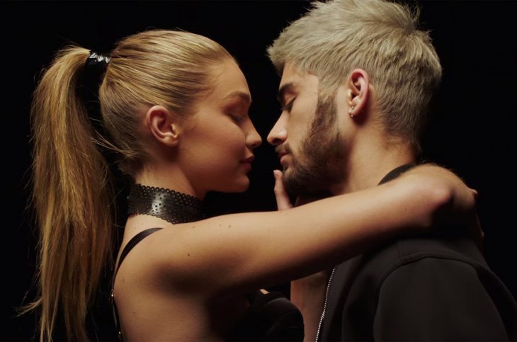 Zayn Malik y Gigi Hadid abrazados en un video musical 